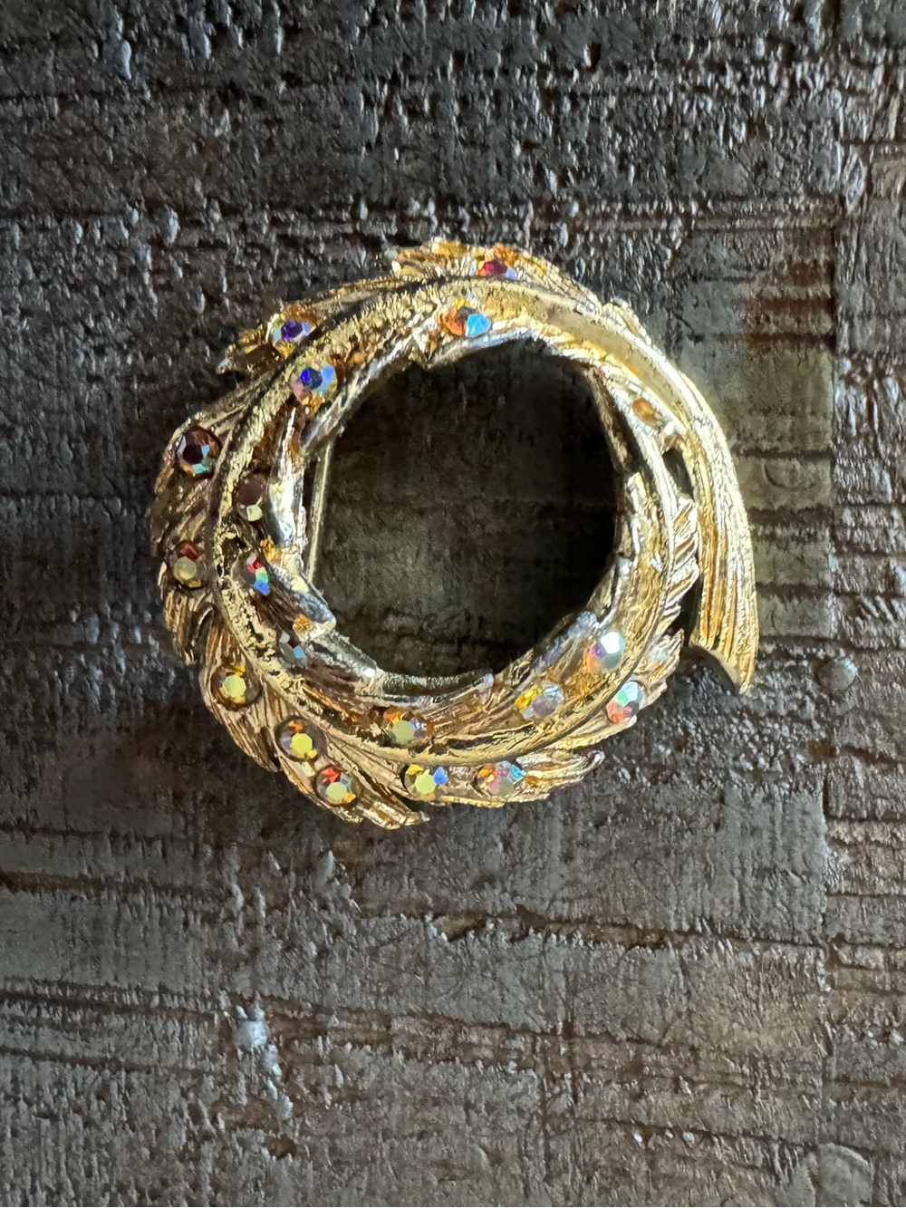 vintage gold-tone wreath brooch textured feather/leaf design & rhinestones